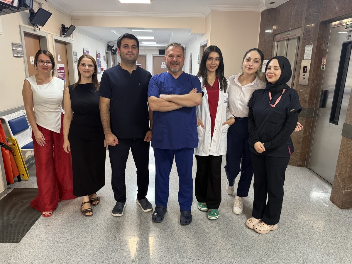Op. Dr. Kenan Yüce mit dem Behandlungsteam im Krankenhaus in Istanbul